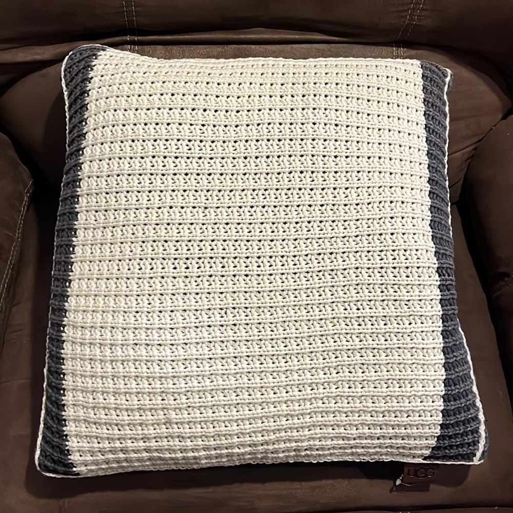 Ugg Australia Knit Throw Pillow 20”x20” blue cream decorative cotton New